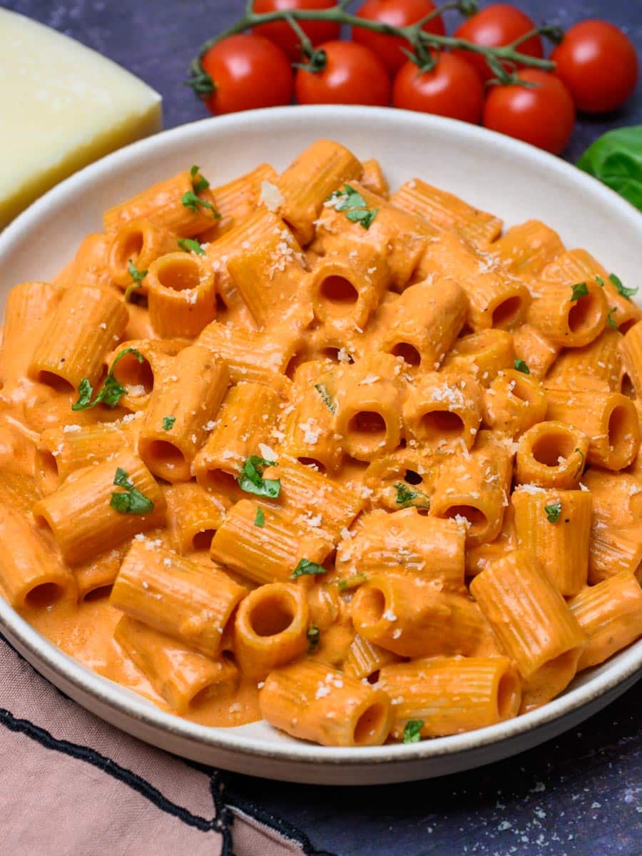 Creamy Garlic Tomato Pasta
